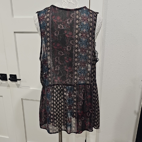 Black, Red, Blue, And White Floral Lace Sheer Kimono Style Vest - Picture 4 of 8